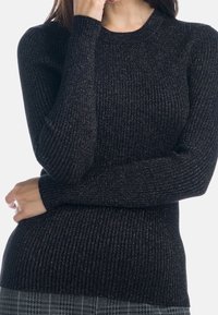 Pull noir à côtes avec accents de fil métallique, doté de manches longues et d'un col rond, fabriqué en tissu tricot doux.