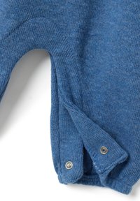 Blauw gebreid kledingstuk met een gestructureerde afwerking, met drukknoopsluitingen aan de onderkant en ronde openingen voor de benen.