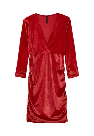 Abito in velluto rosso con scollatura a V profonda, maniche lunghe e dettagli arricciati sul lato. Tessuto morbido, design lungo fino al ginocchio.