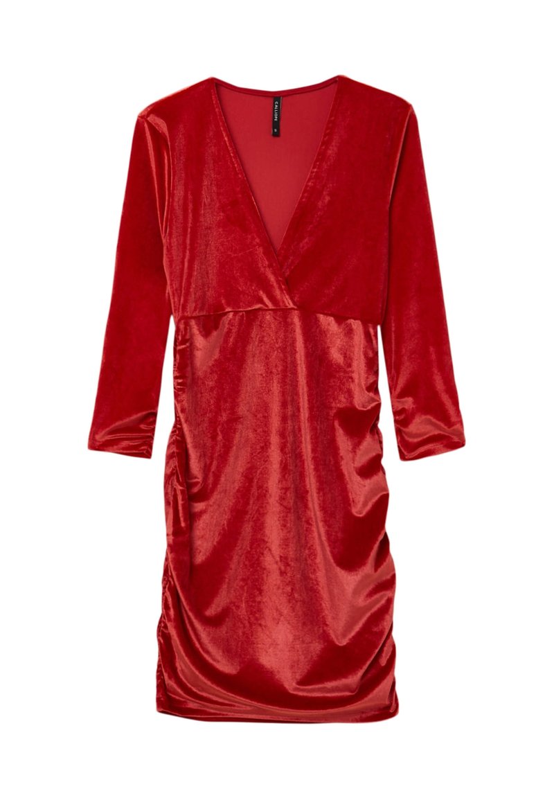 Abito in velluto rosso con scollatura a V profonda, maniche lunghe e dettagli arricciati sul lato. Tessuto morbido, design lungo fino al ginocchio.