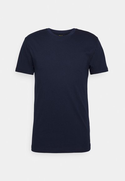 Sötétkék pamut póló rövid ujjakkal, kerek nyakkivágással és sima textúrával. Minimalista design, minták vagy kiegészítők nélkül.