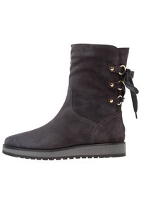 Stivaletto in suede grigio scuro con suola piatta, punta tonda e lacci decorativi sul lato con dettagli in hardware dorato.
