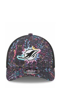 Schwarze Baseballkappe mit Spritzmuster in Pink, Blau und Gelb. Mit einem weißen und schwarzen Logo auf der Vorderseite und einem gebogenen Schirm.