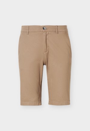 Pantaloni scurți bej până la genunchi, cu bucle pentru curea, închidere cu nasture și fermoar, expuși pe un fundal alb simplu.