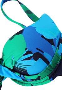 Bikini top z žico v živahni modro-zelene tropske vzorec, z gladkim materialom, tankimi naramnicami in oblikovanim krojem.
