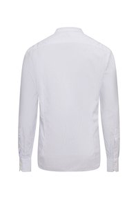 Camicia bianca a maniche lunghe con motivo a righe verticali, colletto standard e polsini con bottoni. Tessuto morbido, vestibilità sartoriale, senza branding visibile.