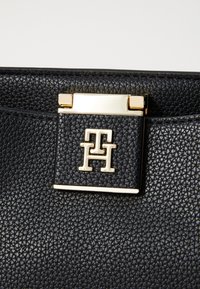 Tommy Hilfiger HER MED SATCHEL - Sac à main - black