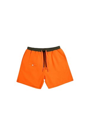 Short orange vif avec une taille élastique vert foncé, des cordons noirs et orange, et une petite poche boutonnée sur le côté droit.