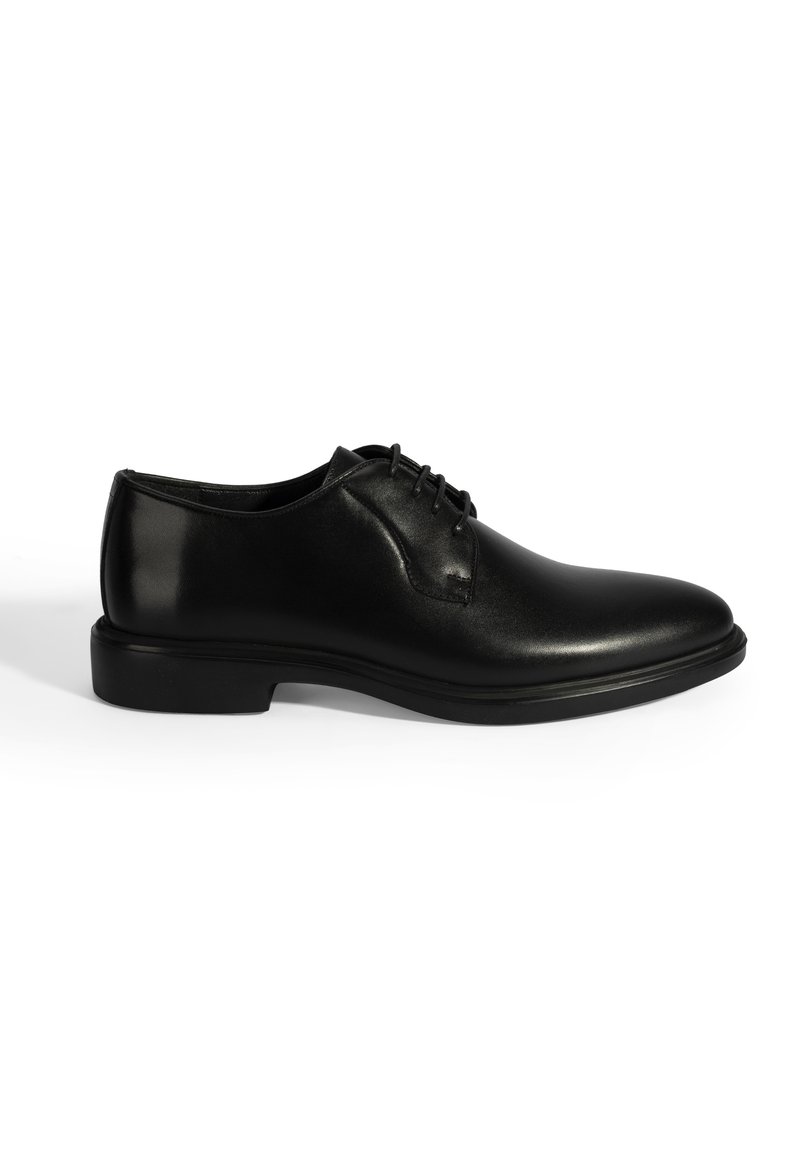 Schwarzer Lederschuh mit glatter Oberfläche, runder Spitze, Schnürdesign und flacher Gummisohle. Führt minimale Nähte und eine elegante Silhouette.