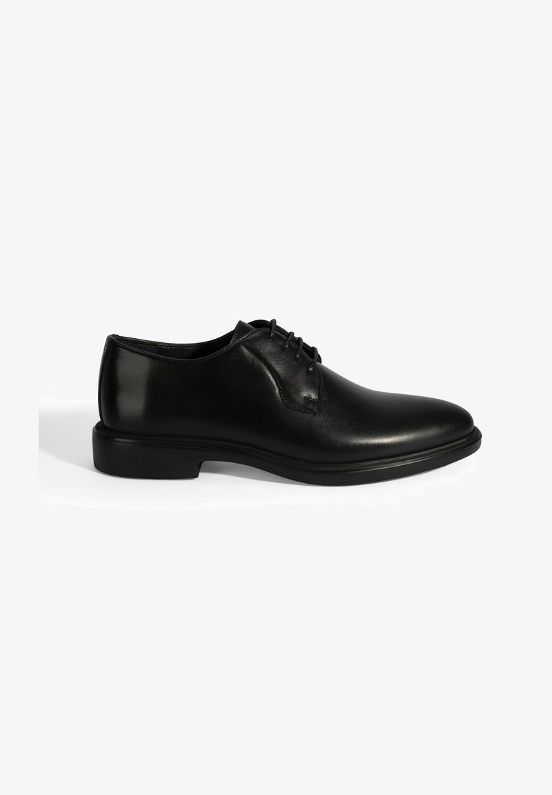 Chaussure habillée en cuir noir avec une finition lisse, bout arrondi, design à lacets et semelle en caoutchouc basse. Présente des coutures minimales et une silhouette élégante.