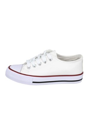Zapatilla blanca de corte bajo con cordones blancos, rayas rojas y negras en la suela y ojales de metal para atar, vista de lado.