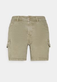 Shorts cargo color caqui hechos de una mezcla de algodón, con cierre de cremallera, botón y bolsillos laterales con detalle de solapa.