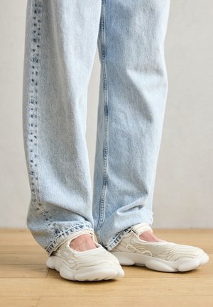 KARST - Ankle strap ballet pumps - malla houston/blanco