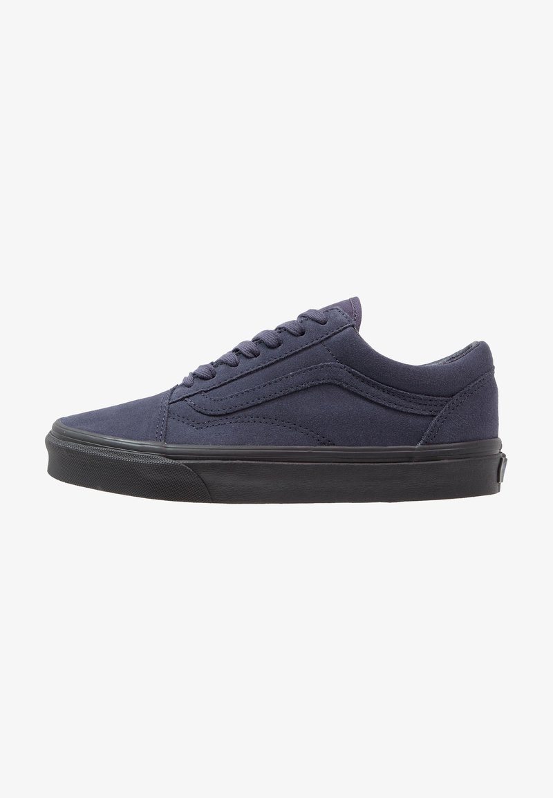 Basket basse en daim bleu marine avec semelle en caoutchouc noire et lacets bleu marine assortis, vue de profil sur fond blanc.