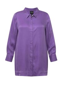 Blusa in satin viola con scollatura a colletto, maniche lunghe e chiusura a bottoni. Presenta un accento decorativo con bottone al colletto.