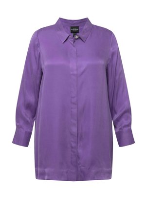 Satijnen paarse blouse met een kraaghalslijn, lange mouwen en knoopsluiting. Bevat een decoratieve knoopaccent bij de kraag.