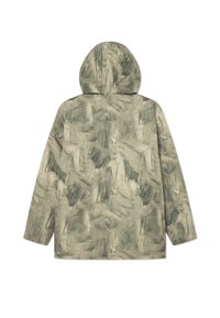 Chaqueta con capucha en verde apagado con un patrón abstracto de trazos de pincel, fabricada en material ligero; presenta mangas largas y un corte holgado.