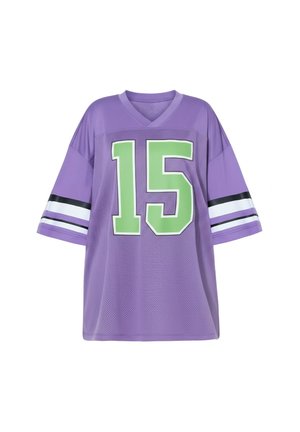 Lila Sporttrikot mit grüner Nummer 15 auf der Vorderseite und schwarzen, weißen Streifen an den kurzen Ärmeln.