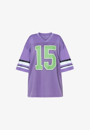 Maglia sportiva viola con numero verde 15 sul davanti e strisce nere e bianche sulle maniche corte.
