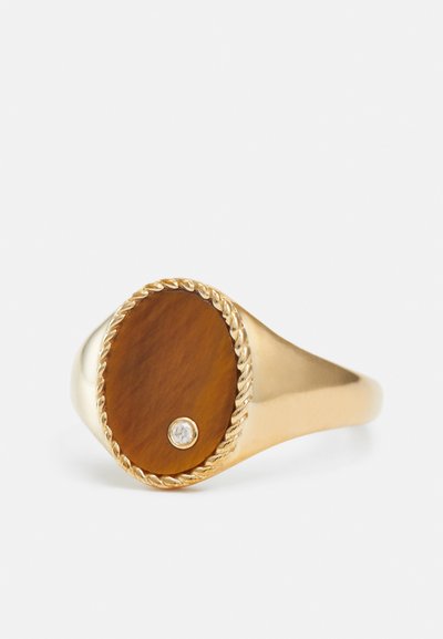 Inel de aur cu un insert de lemn oval, cu o finisare lucioasă, accentuat de un mic diamant și un model răsucit de frânghie în jurul marginii.