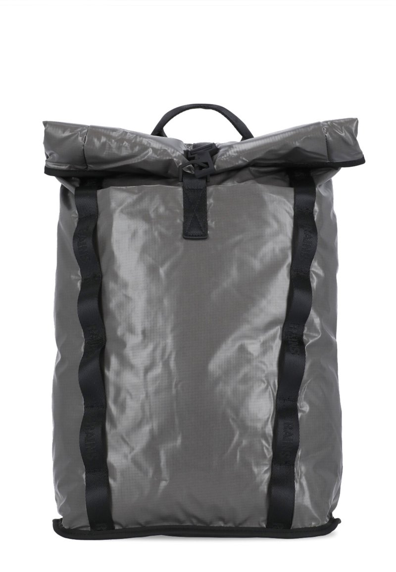 Szary plecak typu roll-top wykonany z trwałego materiału, z czarnymi paskami z taśmy i centralną klamrą. Gładka tekstura, prostokątny kształt, minimalistyczny design.