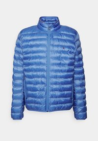 Blauer Steppjacke mit Stehkragen, gestepptem Design und zwei seitlichen Reißverschlusstaschen. Das Material wirkt glänzend und glatt.