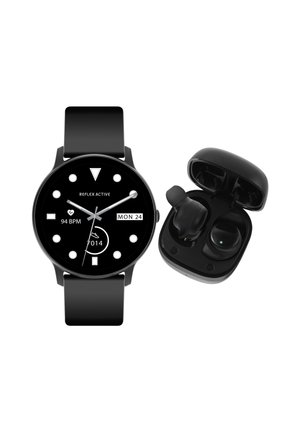 Montre intelligente noire avec un cadran rond, un écran numérique et un bracelet en silicone. À côté, des écouteurs sans fil noirs dans un étui de chargement compact.
