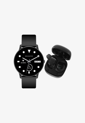Smartwatch nero con cassa rotonda, display digitale e cinturino in silicone. Accanto, auricolari wireless neri in una custodia di ricarica compatta.
