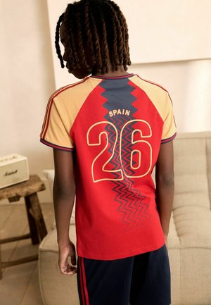 Next, REGULAR FIT - SINGLE SHORT FOOTBALL PYJAMAS SET - Pyjama set - red yellow blue spain