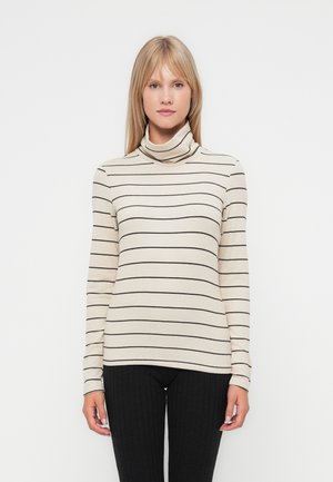Beige høyhalset genser med svarte horisontale striper. Laget av et mykt, teksturert stoff. Har lange ermer og en tettsittende design.