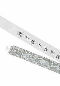 Weißes Baumwollmaßband mit schwarzen gedruckten Maßen und einem darunter liegenden grauen Stoffband mit einem Paisley-Muster.