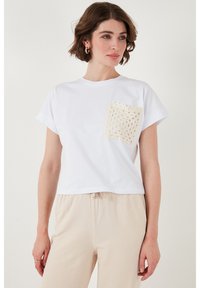 REGULAR FIT - Triko s potiskem - white