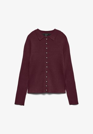 Bordeauxrød strikket cardigan med ribbet tekstur, krave og lukning foran med metalknapper. Lange ærmer fuldender designet.