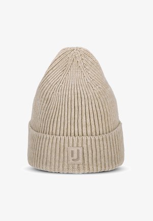 Strikket beige beanie med ribbet tekstur, en opfoldet kant og en firkantet logo-patch foran. Taperet topdesign.