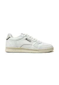 Sneaker bianco in pelle con accenti testurizzati, punta rotonda, lacci piatti e logo a contrasto. Presenta un tallone imbottito e suola in gomma.