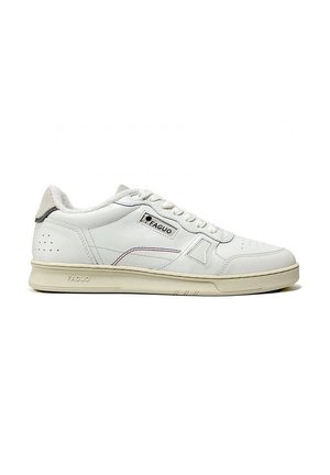 Sneaker bianco in pelle con accenti testurizzati, punta rotonda, lacci piatti e logo a contrasto. Presenta un tallone imbottito e suola in gomma.