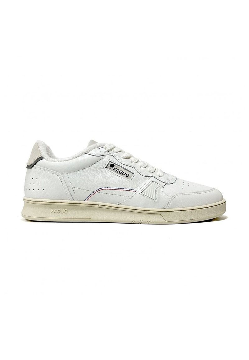 Sneaker bianco in pelle con accenti testurizzati, punta rotonda, lacci piatti e logo a contrasto. Presenta un tallone imbottito e suola in gomma.