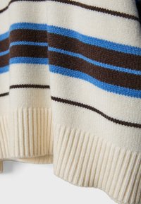 Pull en tricot présentant des rayures horizontales en bleu, marron et blanc. L'ourlet côtelé ajoute de la texture ; le matériau semble doux et chaud.