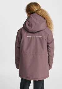 Lila wasserdichte Jacke mit Kapuze, ausgestattet mit einem reflektierenden Streifen auf dem Rücken, glatter Textur und einer leicht lockeren Passform.