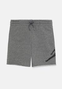 Jasnoszare szorty sportowe z miękkiego materiału, wyposażone w elastyczny pas ze sznurkiem i czarnym nadrukiem po lewej stronie nogawki.
