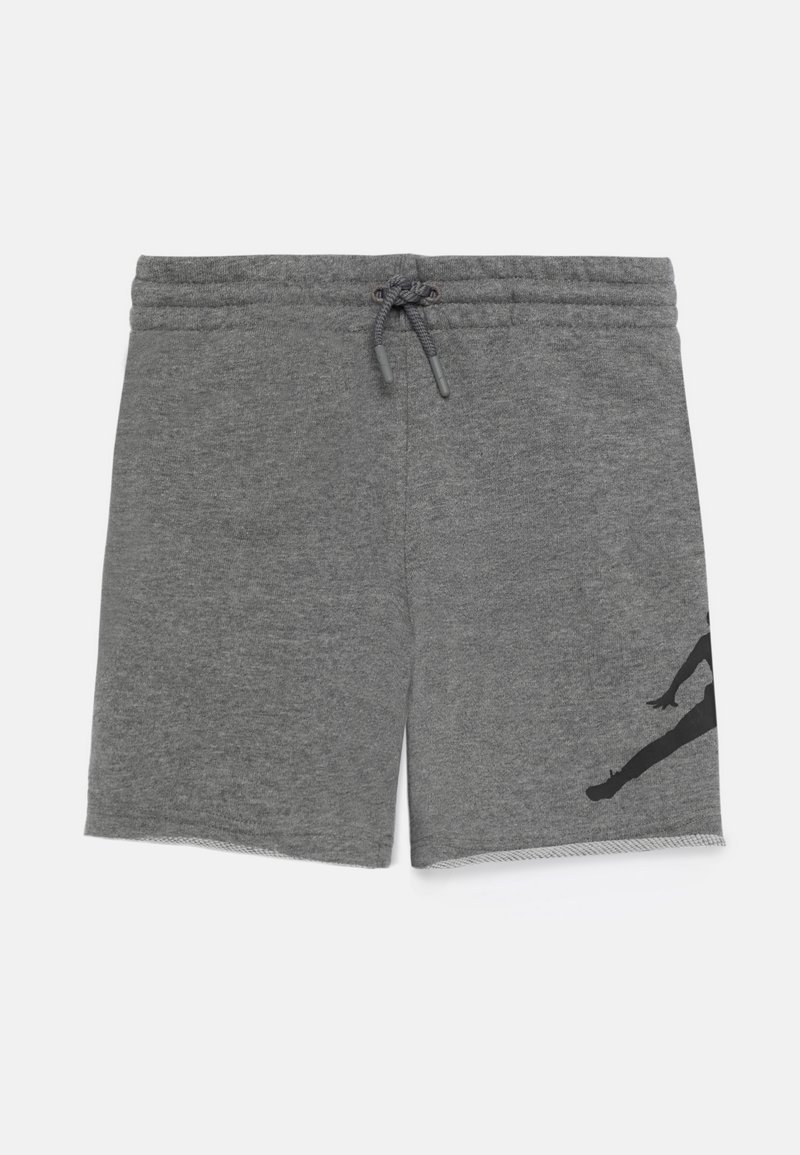 Jasnoszare szorty sportowe z miękkiego materiału, wyposażone w elastyczny pas ze sznurkiem i czarnym nadrukiem po lewej stronie nogawki.