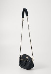 Borsa a tracolla in pelle nera trapuntata con hardware dorato, due manici corti e una lunga tracolla a catena. Presenta una tasca con zip e accenti decorativi.