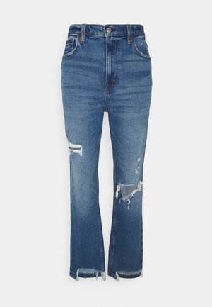 Jeans de mezclilla azul con cintura alta, corte recto, detalles desgastados con rotos y dobladillos deshilachados para un look casual.