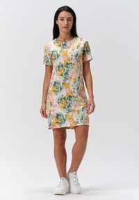 Kortärmad klänning i ett flerfärgat blommönster med gröna, rosa och gula nyanser. Tillverkad av ett lätt tyg, knälång.