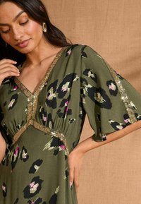 Love & Roses PETITE FIT - Rochie de zi - khaki green animal