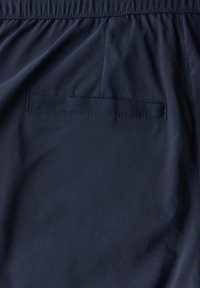 Marineblauwe shorts van lichtgewicht stof, met een elastische tailleband en een enkele achterzak met een gestikte flap.