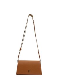 Borsa a tracolla in pelle marrone con una forma rettangolare piatta, tracolla regolabile e accentuazione con logo metallico sul davanti. Texture liscia.