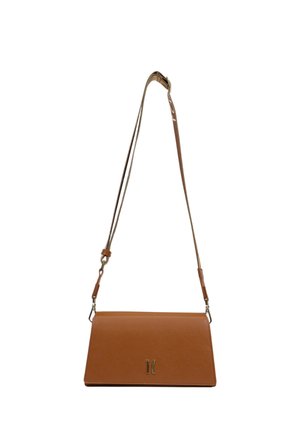 Borsa a tracolla in pelle marrone con una forma rettangolare piatta, tracolla regolabile e accentuazione con logo metallico sul davanti. Texture liscia.