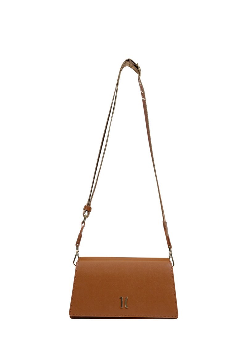 Borsa a tracolla in pelle marrone con una forma rettangolare piatta, tracolla regolabile e accentuazione con logo metallico sul davanti. Texture liscia.