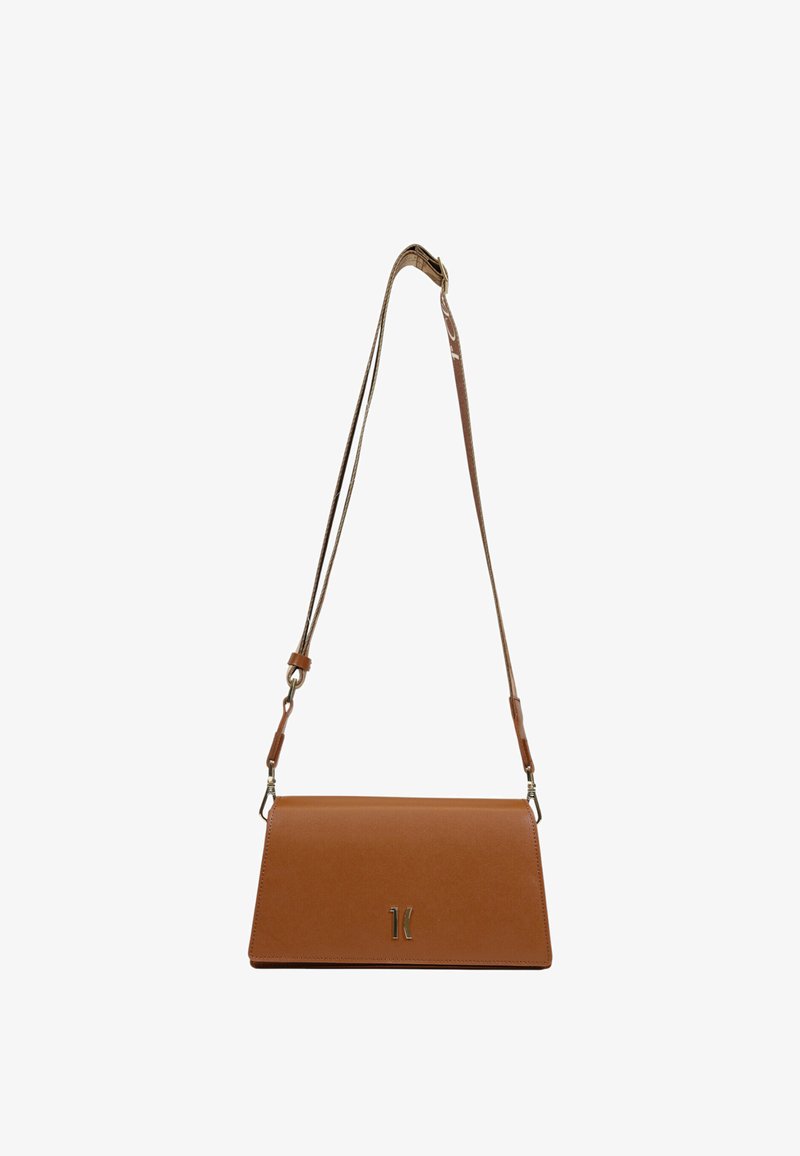 Borsa a tracolla in pelle marrone con una forma rettangolare piatta, tracolla regolabile e accentuazione con logo metallico sul davanti. Texture liscia.
